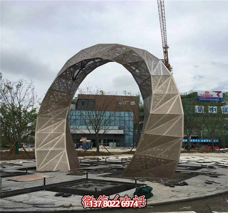 不銹鋼網(wǎng)格拱門雕塑，點(diǎn)綴廣場(chǎng)