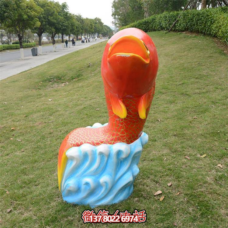 卡通玻璃鋼鯉魚雕塑，點(diǎn)綴游樂園園林