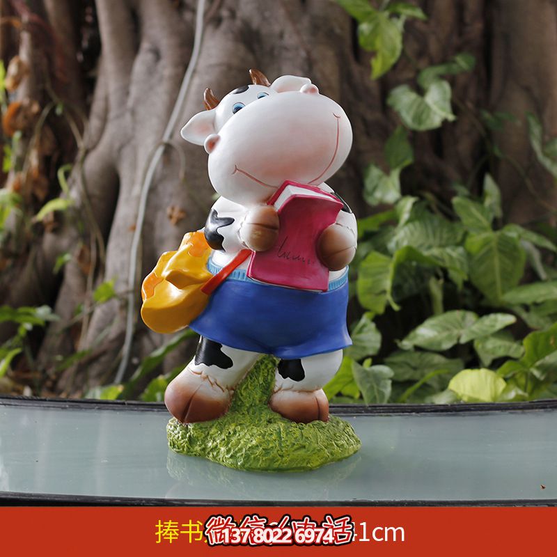 玻璃鋼雕塑牛，伴你一起看書(shū)，營(yíng)造完美草坪