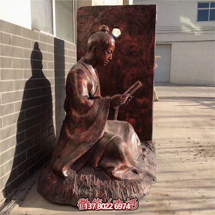 創(chuàng)意銅雕鑿人物看書借光雕塑，點(diǎn)亮景區(qū)美好氛圍