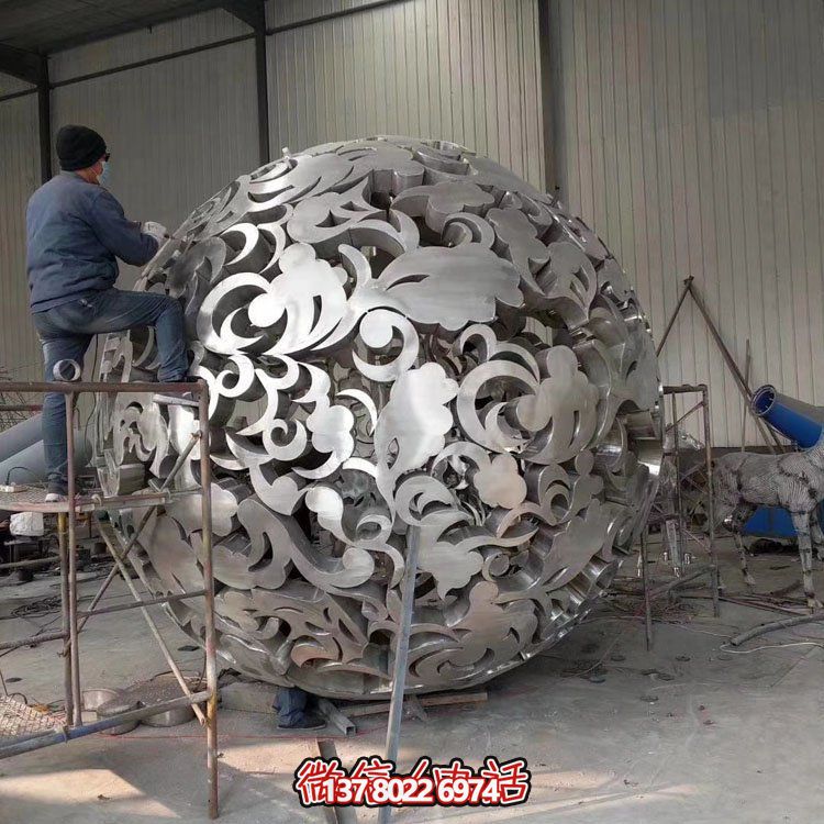 不銹鋼大型戶(hù)外鏤空球雕塑