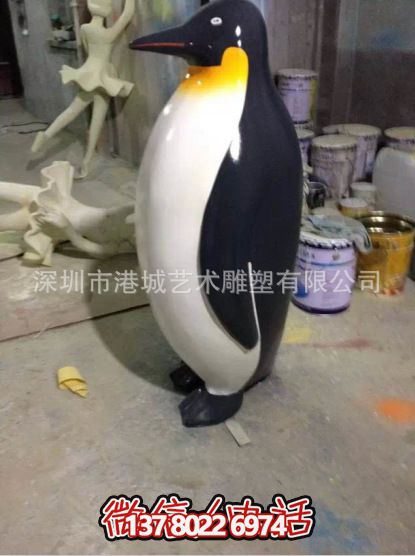 室內(nèi)玻璃鋼獨(dú)自等待的童趣可愛(ài)企鵝雕塑