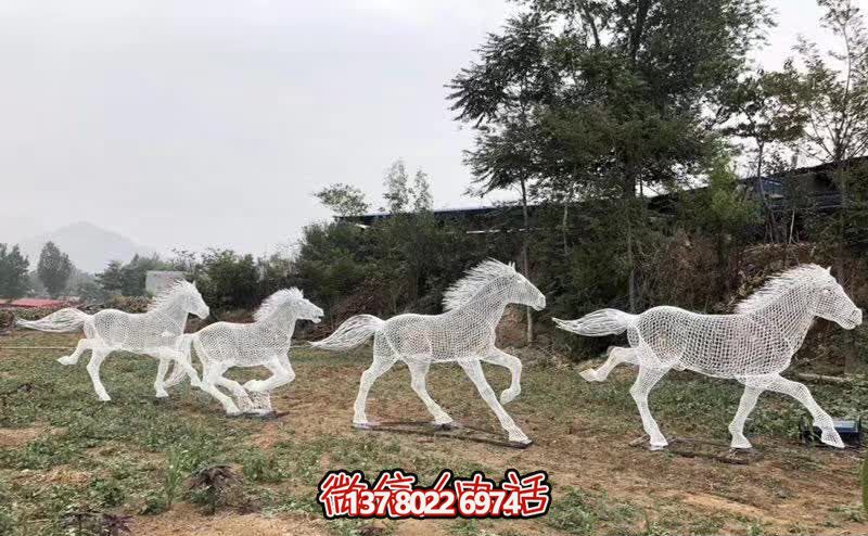 公園里擺放的四匹奔跑的不銹鋼鏤空馬群雕塑 公園里擺放的四匹奔跑的不銹鋼鏤空馬群雕塑