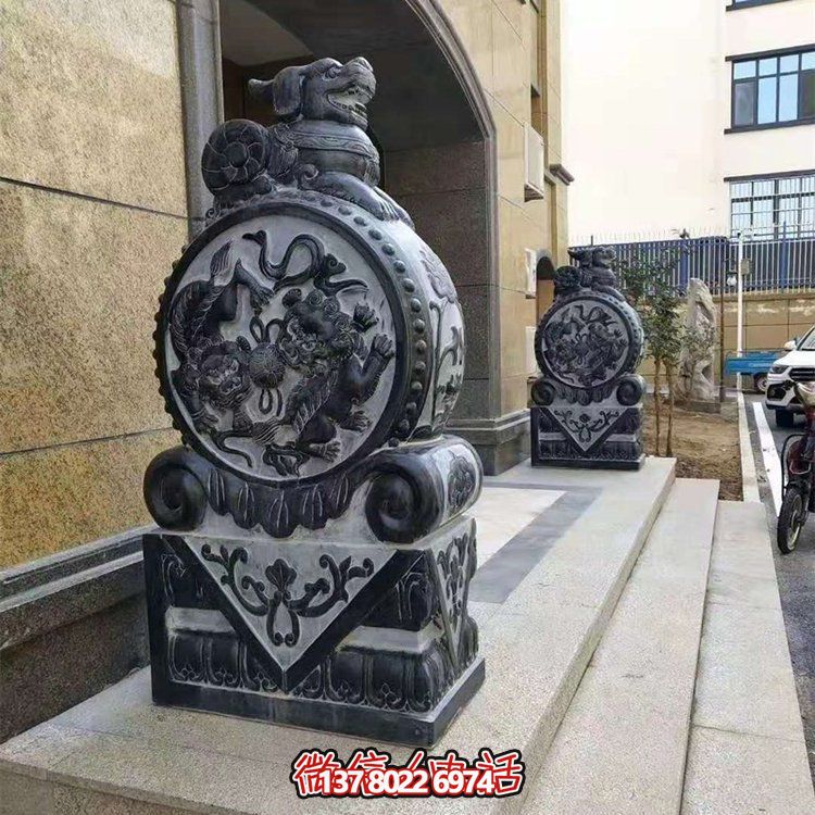 別墅門(mén)口擺放大理石雕刻石獅子做舊抱鼓石