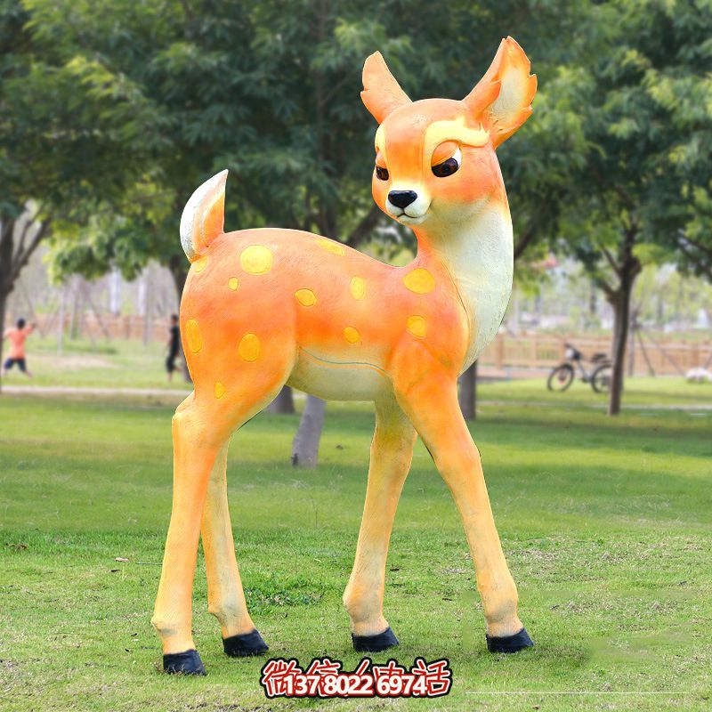 公園玻璃鋼彩繪一只行走的鹿雕塑 公園玻璃鋼彩繪一只行走的鹿雕塑