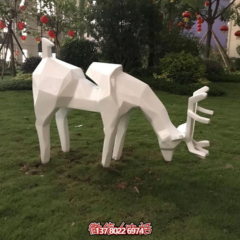 玻璃鋼幾何公園低頭覓食的梅花鹿雕塑 玻璃鋼幾何公園低頭覓食的梅花鹿雕塑