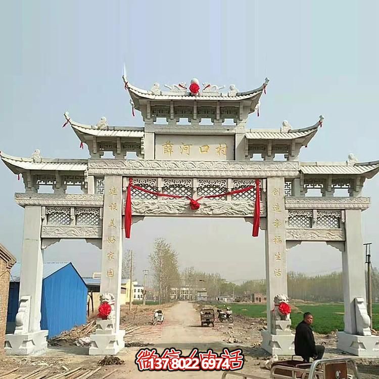 村口擺放大理石雕刻中式三門(mén)石雕牌坊