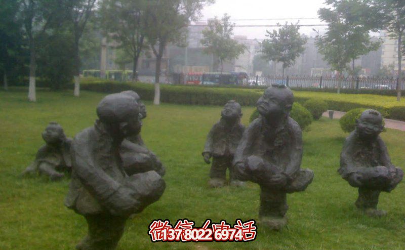 草坪玻璃鋼兒童斗雞雕塑 草坪玻璃鋼兒童斗雞雕塑