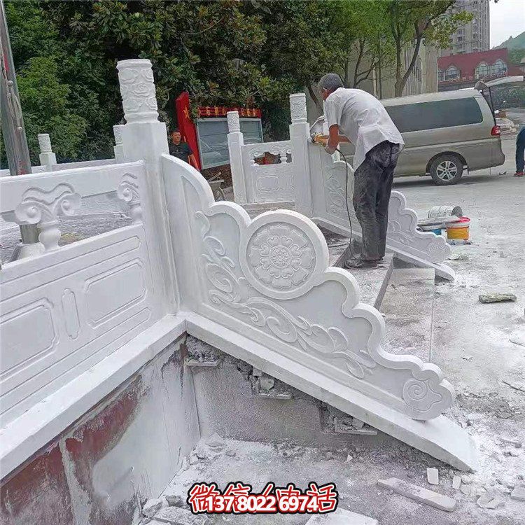 漢白玉旗臺欄板欄桿安裝，細節(jié)打磨處理